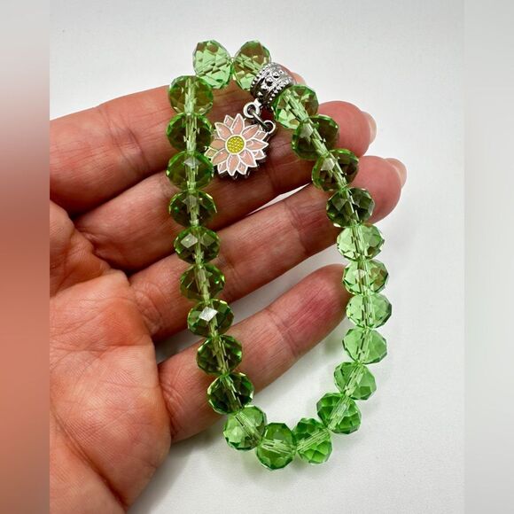 Faceted light green crystal glass beaded stretchy bracelet with flower charm! - Picture 3 of 6